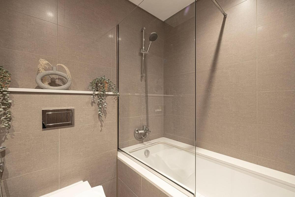 Apartment Fabulous 2br With Burj Khalifa And Fountain Views - 5-min Walk To Mall And Souk Al Bahar